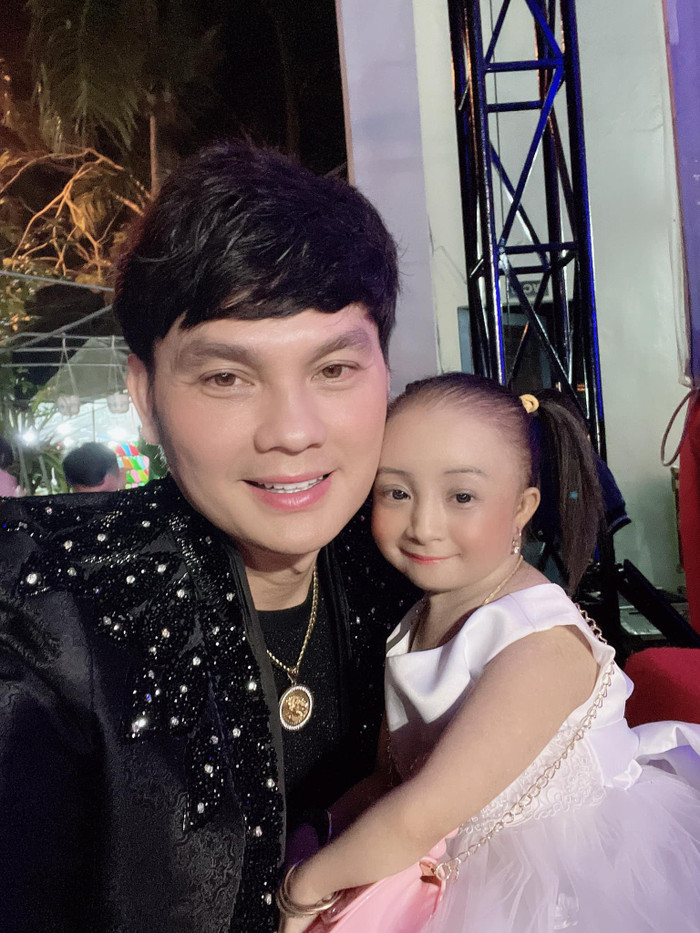 Nhiều năm qua, NSƯT Kim Tiểu Long nhận Kim Tiểu Ly làm con gái nuôi, hết lòng yêu thương và chăm sóc. 