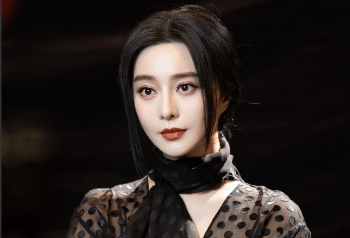 Phạm Băng Băng là nữ hoàng thị phi của Cbiz khi liên tục dính tới scandal tình ái với đàn anh.