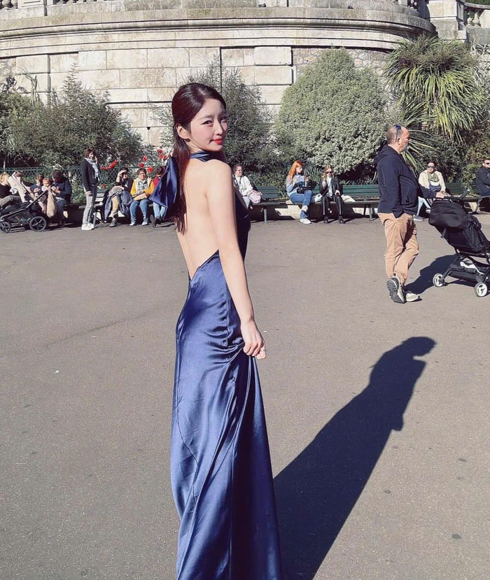 Cô đi du lịch ở nhiều nơi, khoe cuộc sống sang chảnh. Song chính lối sống buông thả khiến cho sự nghiệp của nữ người mẫu khép lại. 