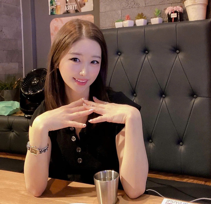 Cô có cuộc sống sang chảnh, thường xuyên check-in những địa điểm sang trọng khiến dân tình trầm trồ.