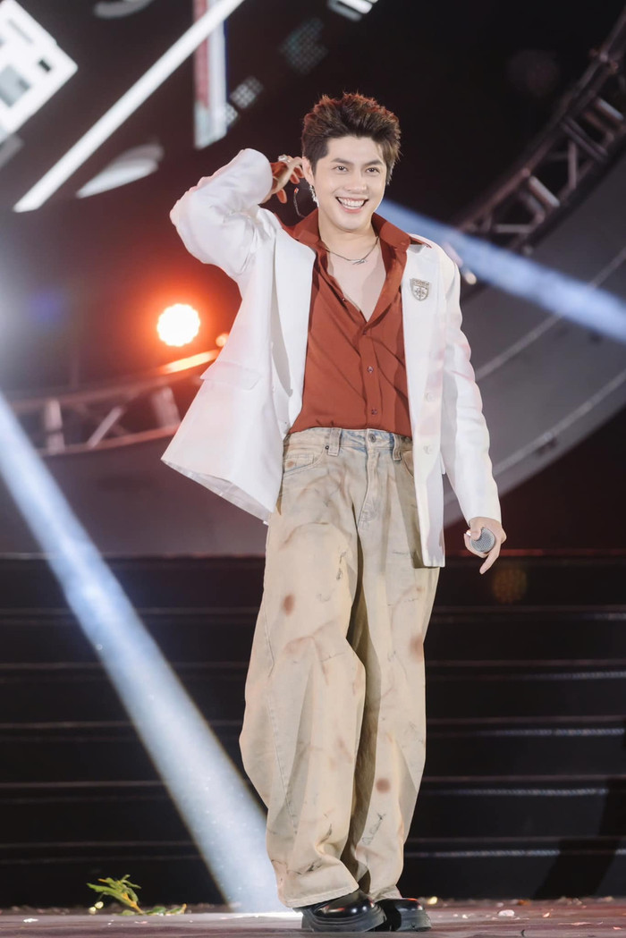 Khán giả liên tục ném đồ lên sân khấu khi Noo Phước Thịnh đang biểu diễn Ảnh 1