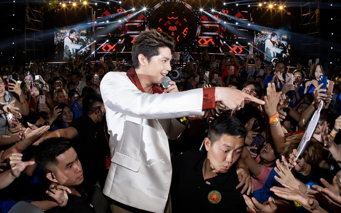 Khán giả liên tục ném đồ lên sân khấu khi Noo Phước Thịnh đang biểu diễn Ảnh 2