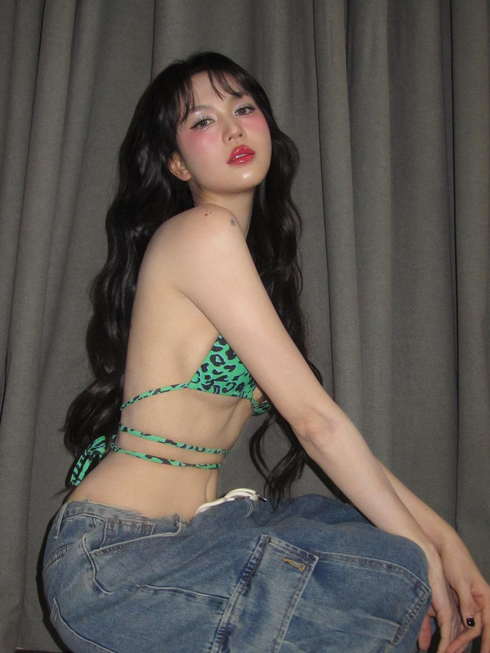 Ngọc Trinh là một trong số những người đẹp Vbiz có phong cách thời trang gắn liền với những mẫu bikini nhỏ xíu. Đặc biệt, cô còn thành công xây dựng thương hiệu 'nữ hoàng nội y' từ loạt bộ hình táo bạo, nóng 'bỏng mắt' khi diện những thiết kế khó nhằn này. Nếu không khoác nguyên set, Ngọc Trinh khéo léo tách rời phần áo, trổ tài phối đồ nhưng vẫn giữ nguyên tiêu chí khoe triệt để vòng 1 đầy đặn cùng vòng eo nhỏ xíu, săn chắc. 