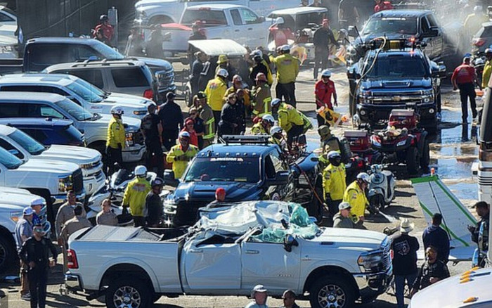 Hiện trường hỗn loạn vụ rơi máy bay thẳng xuống đường đua khiến nhiều người kinh hãi Ảnh 2