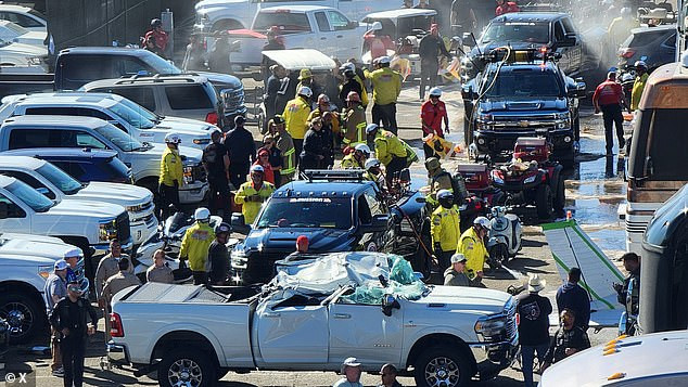 Hiện trường vụ rơi máy bay khiến 3 người bị thương ở California (Mỹ).