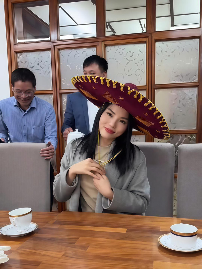 Kỳ Duyên xinh đẹp trong buổi gặp gỡ đại sứ quán Việt Nam tại Mexico. 