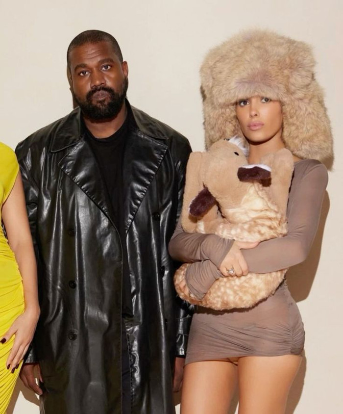 Nam rapper bị kiện vì quan hệ với cô vợ người mẫu trước mặt nhân viên.