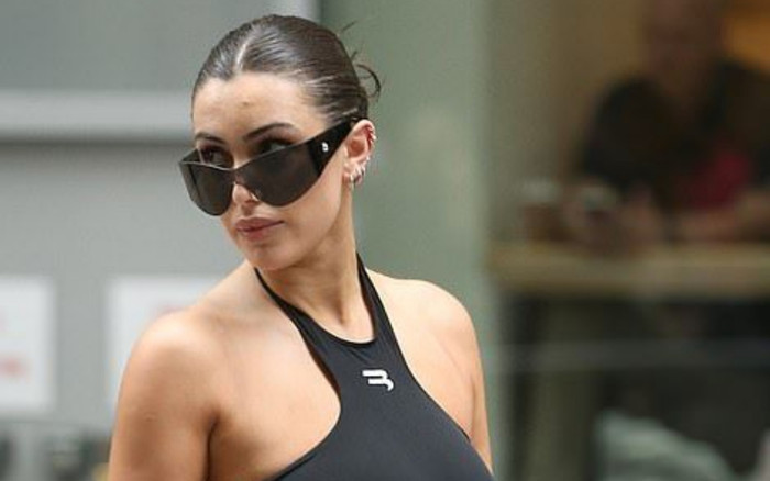 Nữ người mẫu và chồng bị kiện vì thực hiện hành vi phản cảm trước nhân viên Ảnh 2