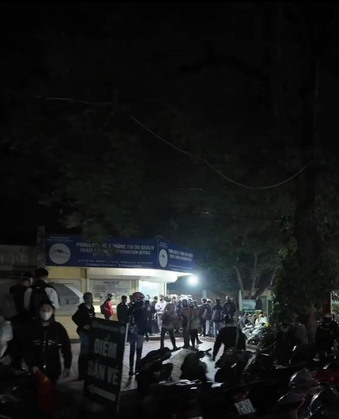 Du khách xếp hàng từ sáng sớm để mua vé vào.