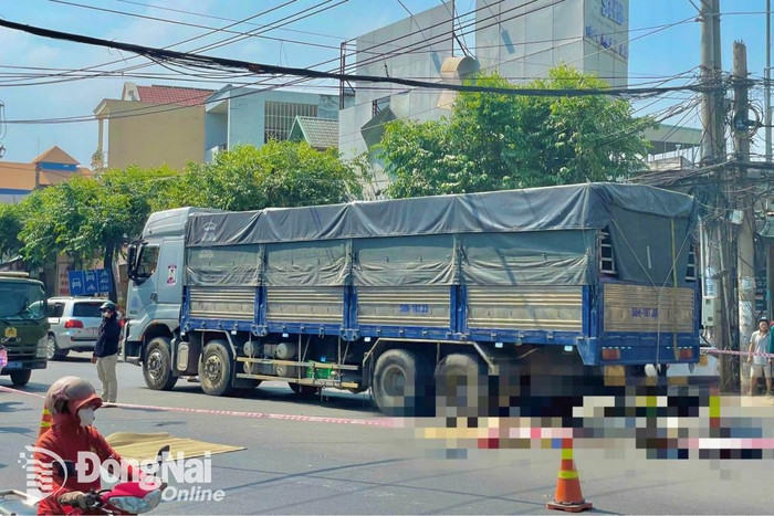 Hiện trường vụ tai nạn thương tâm khiến 1 bé trai 13 tuổi tử vong tại chỗ. Ảnh: Đồng Nai Online.