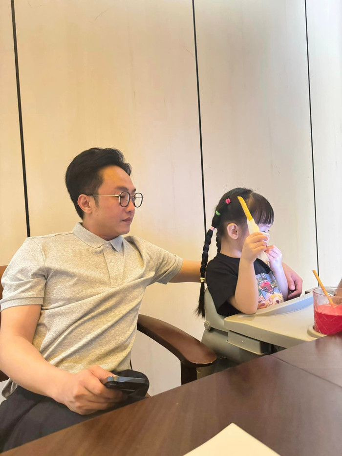 Đàm Thu Trang hạnh phúc ghi lại từng khoảnh khắc Cường Đô La chăm sóc, bên cạnh các con. Ảnh: FBNV