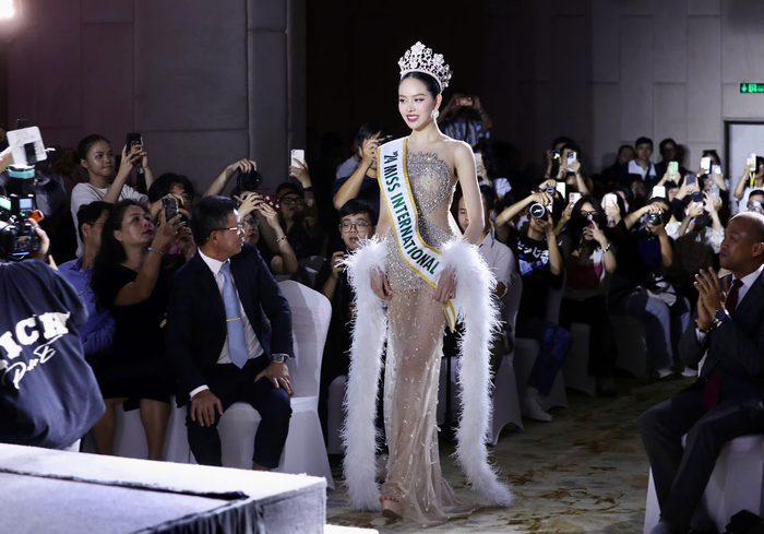 Tại sự kiện, Tân Hoa hậu Quốc Tế diện bộ cánh có độ xuyên thấu cao được đính kết sequins ở phần thân trên, vừa đủ để che chắn da thịt. Bên dưới thiết kế được may bằng vải màu be giúp cô nàng khoe trọn 'cặp kiếm nhật' thẳng tắp. 