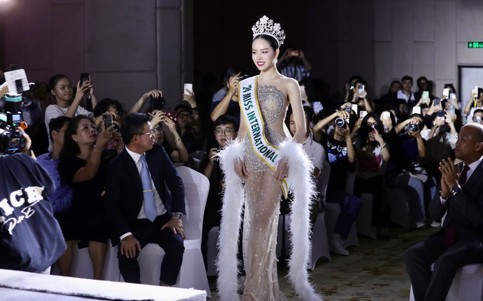 Thanh Thủy mặc váy xuyên thấu khoe dáng sau đăng quang quốc tế Ảnh 2