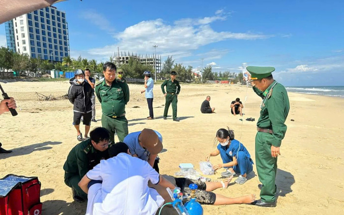 Du khách bị đuối nước tại bãi biển Nhật Lệ Ảnh 2