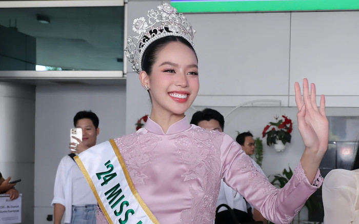 Hơn 1 triệu người xem đoạn clip Hoa hậu Thanh Thủy chụp ảnh với fan nam ở sân bay Ảnh 2