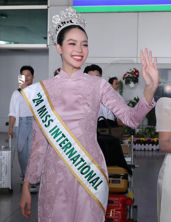 Hoa hậu Thanh Thủy đội vương miện Miss International 2024 trong ngày trở về quê nhà Việt Nam. Người đẹp quê Đà Nẵng gây ấn tượng trong tà áo dài truyền thống nhuộm tông hồng ngọt ngào. 