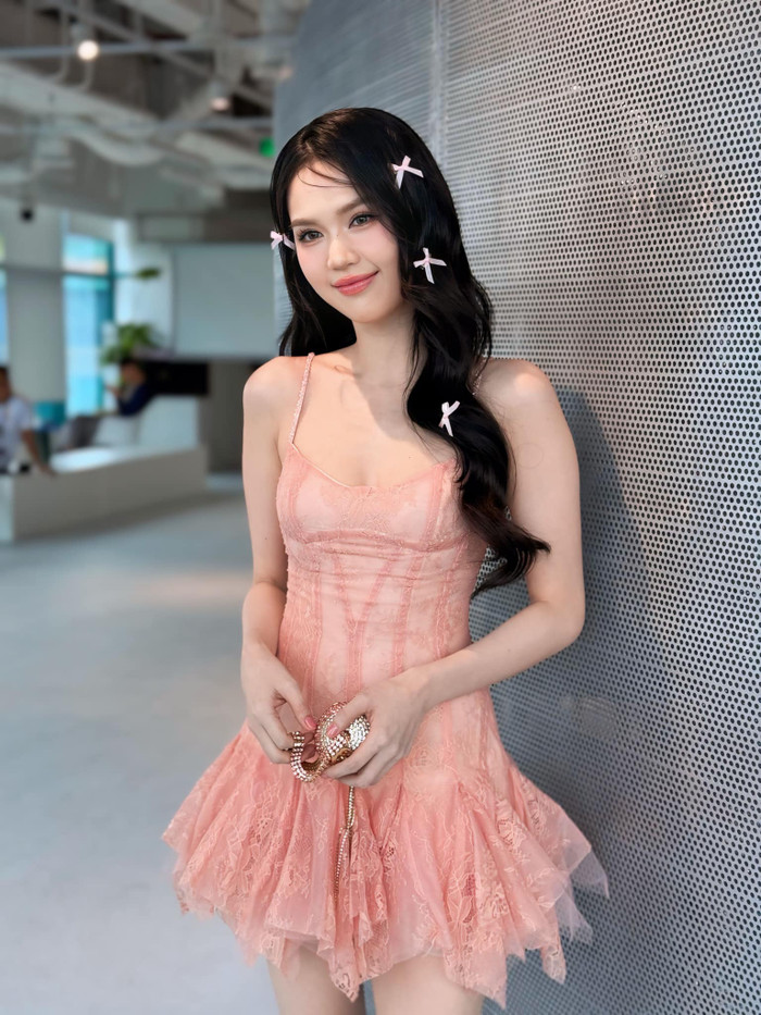 Ở hiện tại, Ngọc Trinh không quá mặn mà với các hoạt động nghệ thuật mà dành thời gian cho công việc kinh doanh và livestream bán hàng. (Ảnh: FBNV)