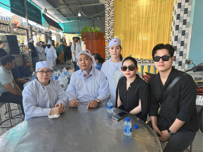 Hồng Loan đeo khăn trắng chịu tang khi bà nội chồng qua đời. (Ảnh: FBNV)