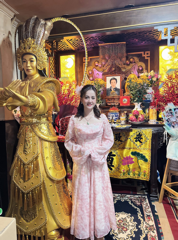 Hồng Loan bên bàn thờ tưởng niệm cố NSƯT Vũ Linh. (Ảnh: FBNV)