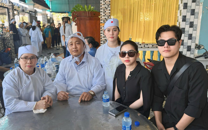 Hồng Loan đeo khăn tang báo tin buồn sau 1 năm NSƯT Vũ Linh qua đời Ảnh 2