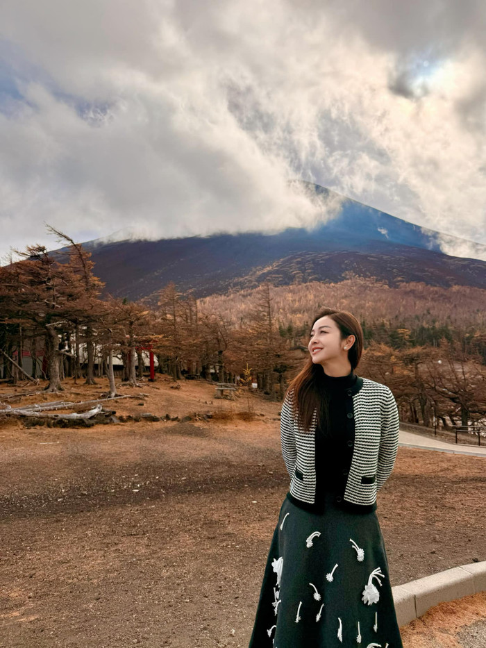 Ở tuổi 39 và trải qua 4 lần sinh nở, Hoa hậu Jennifer Phạm vẫn giữ được nhan sắc xinh đẹp, vóc dáng thon gọn. (Ảnh: FBNV)