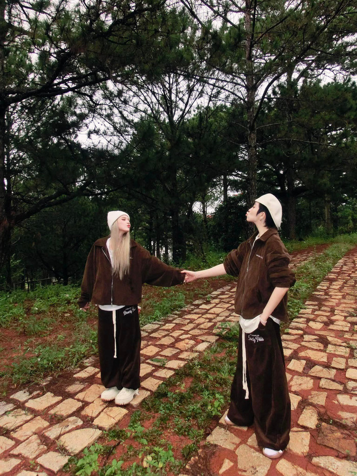 Gần đây, Xoài Non và Gil Lê thoải mái chia sẻ những khoảnh khắc bên nhau. (Ảnh: FBNV)