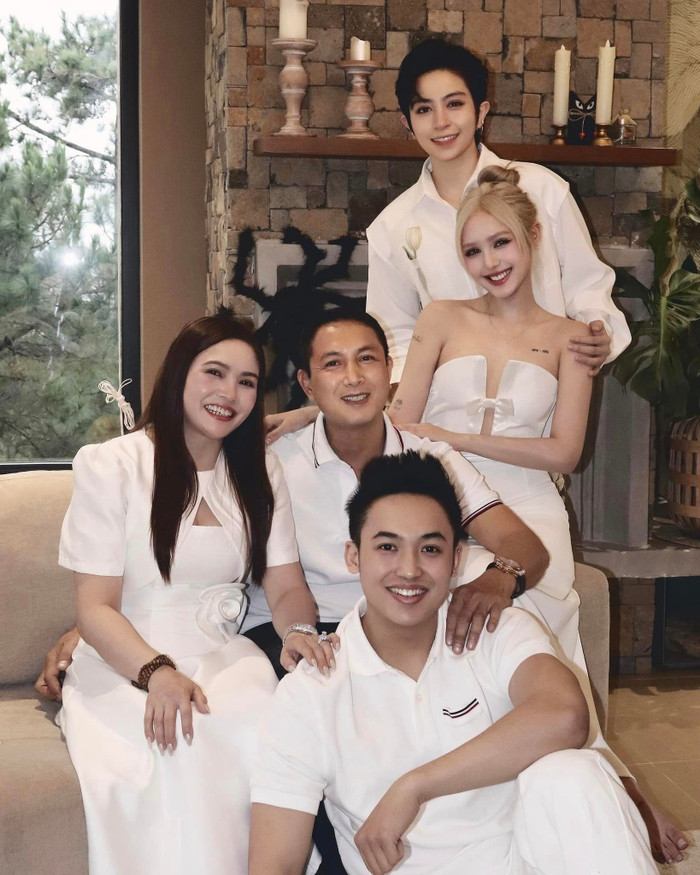 Gil Lê trong khung ảnh gia đình nhân dịp sinh nhật ba Xoài Non. (Ảnh: FBNV)