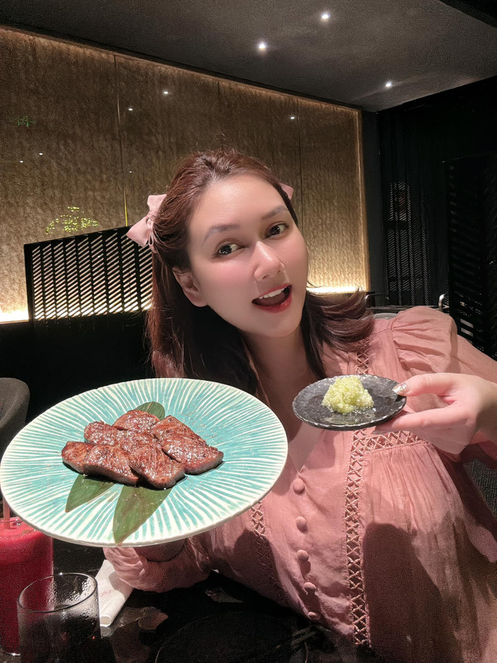 Cuộc sống hạnh phúc, giàu sang, sung túc của Hương Giang được cư dân mạng chúc phúc. 