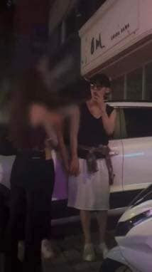 Hình ảnh Choi Hyun Wook nắm tay gái lạ, thản nhiên hút thuốc ngoài đường gây sốt trở lại. 