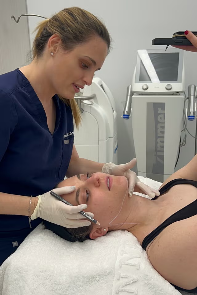 Một cô gái tên Jenna đã chia sẻ lại quá trình thực hiện phương pháp làm đẹp không xâm lấn Ultherapy. 