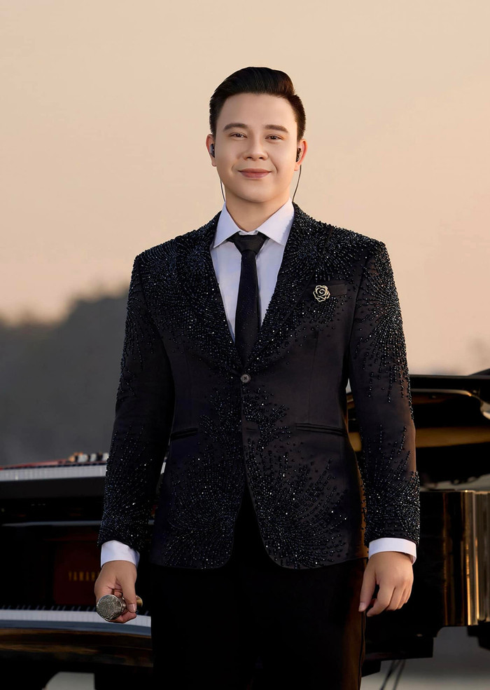 Đông Hùng là một trong những ca sĩ trưởng thành từ Vietnam Idol.