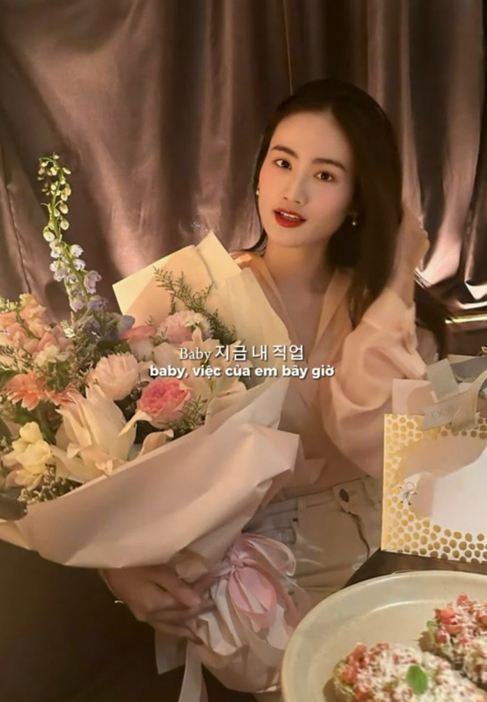 Trong ảnh, người đẹp ăn vận đơn giản với áo tulle xẻ cổ chữ V phủ sắc hồng ngọt ngào, quần jeans cạp cao tông trắng. Đáng chú ý, cô đặc biệt ôm trọn bó hoa hồng lớn được điểm xuyết nhiều chi tiết cầu kì do ai đó gửi tặng.