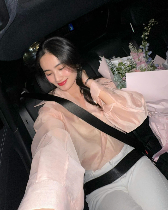 Ở một khoảnh khắc khác, Hoa hậu Ý Nhi ngồi trên xe ô tô với bó hồng được tặng. Người đẹp còn khoe khéo chiếc vòng tay đôi hẹn ước 7 năm với bạn trai Anh Kiệt. Trước động thái trên, có ý kiến cho rằng rất có thể đàng trai đã bay sang Úc thăm Hoa hậu Ý Nhi.  