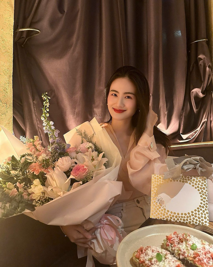 Trên trang cá nhân, Hoa hậu Ý Nhi đăng tải hình ảnh dùng bữa tối ấm cúng tại một nhà hàng sang trọng ở Úc kèm dòng trại thái “Một bữa tiệc ấm áp và khó quên. Cảm ơn vì tất cả mọi thứ”.  