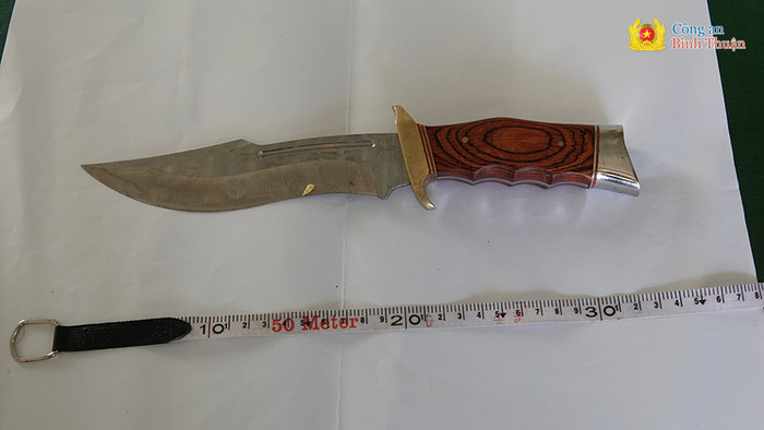 Con dao mà nghi phạm dùng để gây án. Ảnh: Công an Bình Thuận