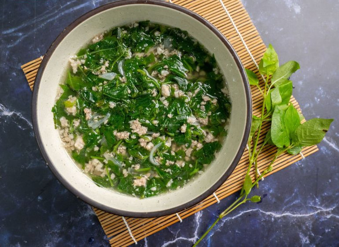 Rau xương cá nấu thịt bằm.