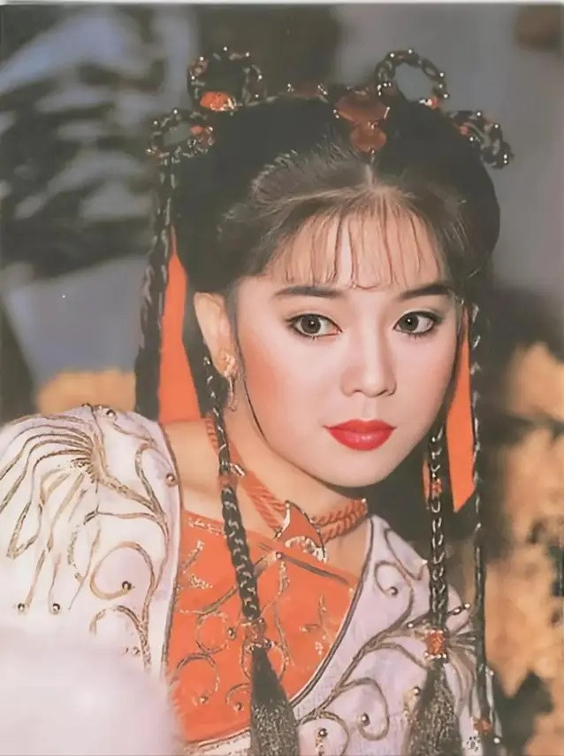 Địch Oanh là nữ diễn viên hạng A nổi tiếng nhất nhì lúc bấy giờ, tuy nhiên tính tình lại cổ quái khiến nhiều người sợ.