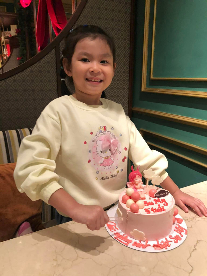 Bé Sumi Thanh Nhã đón sinh nhật bên bố. (Ảnh FBNV)