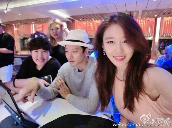  Lee Dong Gun và Jiyeon gây bão truyền thông khi công khai hẹn hò. (Ảnh TenAsia)