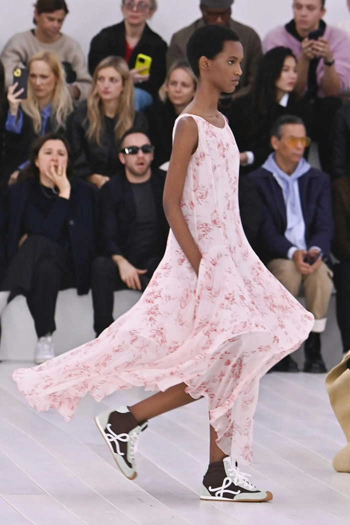 Giày thể thao cổ cao đang quay trở lại với diện mạo mới, dự đoán sẽ là xu hướng của năm 2025.