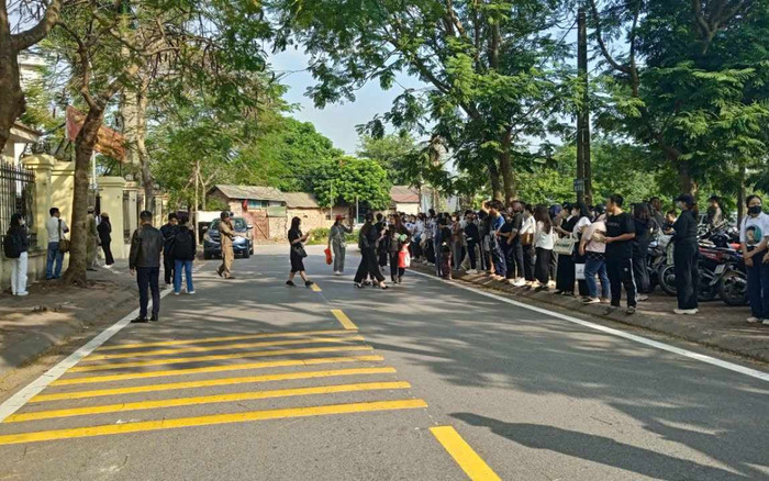 Vụ nam sinh bị đánh tử vong: Bà nội khóc nghẹn ôm di ảnh cháu trong phiên toà xét xử Ảnh 2