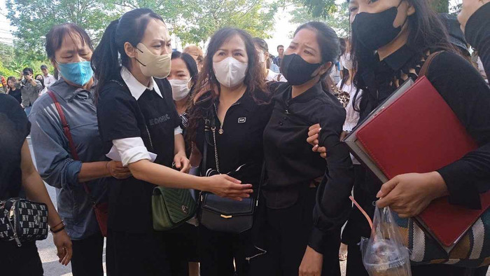 Mẹ của Đ. được người thân dìu đến tham gia phiên toà sáng nay.