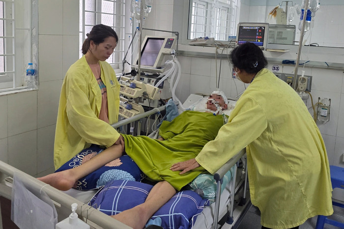 Nạn nhân được mẹ và bà chăm sóc ở bệnh viện