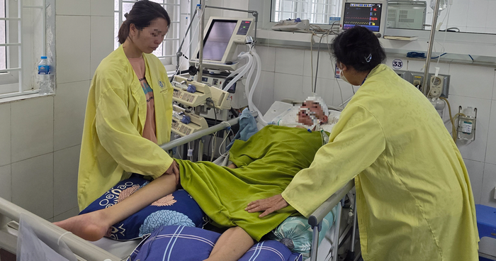 Nam sinh bị bạn học đánh tại thời điểm nằm điều trị ở bệnh viện (Ảnh: Xuân Hùng)