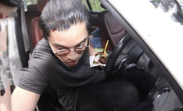 Nam diễn viên né tránh ống kính máy quay. Ảnh: Tạp chí On.