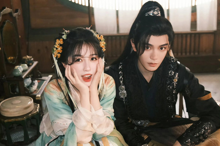 Vĩnh Dạ Tinh Hà là bộ chuyển thể mới nhất lên sóng thời gian vừa qua. Phim nhận được sự yêu thích lớn của khán giả trẻ vì thay đổi sáng tạo nhưng hợp lý, nội dung mới lạ, phản ứng hóa học của Ngu Thư Hân - Đinh Vũ Hề quá ăn ý. Phim thu về 60 triệu lượt xem, điểm douban cán mốc 7.4 và couple chính hiện đang 'làm mưa làm gió' khắp mạng xã hội.