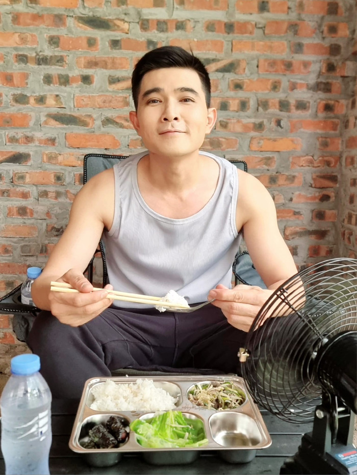 Quang Sự trong hậu trường phim mới Đội Điều Tra Số 7.