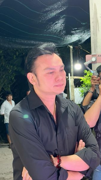 NSƯT Kim Tiểu Long bật khóc khi đến viếng tang lễ con gái nuôi. (Ảnh: FBNV)