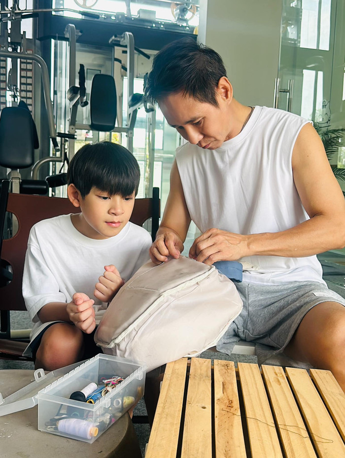 Lý Hải tự tay may vá cho con trai. Ảnh: FBNV