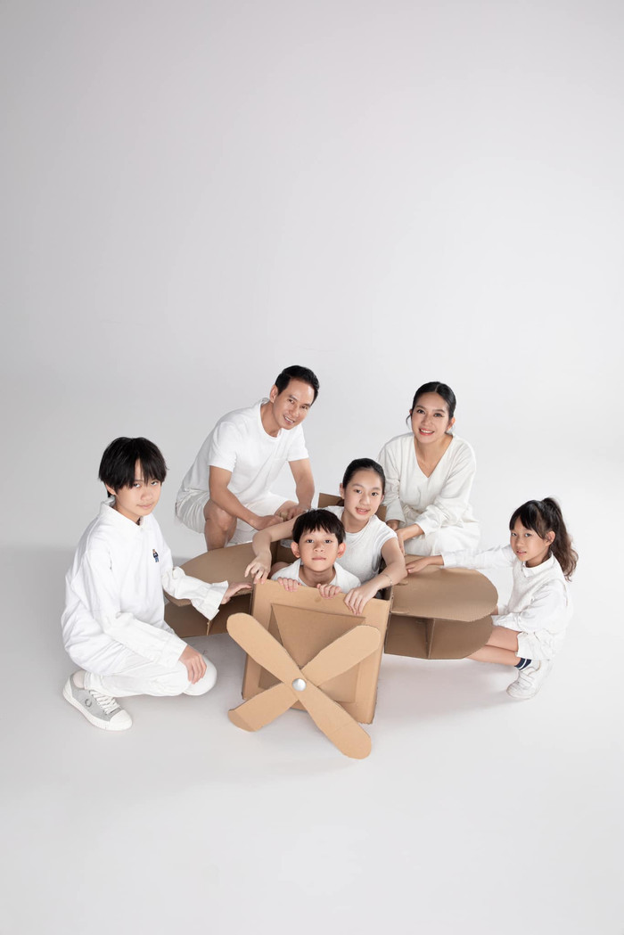 Vợ chồng Lý Hải - Minh Hà chăm chỉ chụp ảnh gia đình cùng các con. Ảnh: FBNV